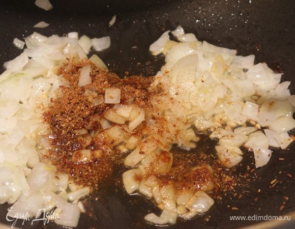 Насыпаем специи.