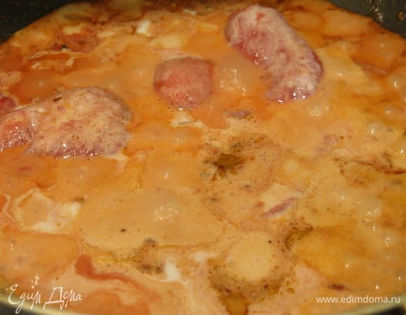 Даем закипеть, уменьшаем огонь и тушим 10 минут.