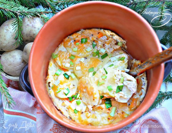 После приготовления выньте горшочек (форму) из духовки, дайте постоять 15 — 20 мин., посыпьте рубленым зеленым луком и подавайте к столу. Приятного вам аппетита!