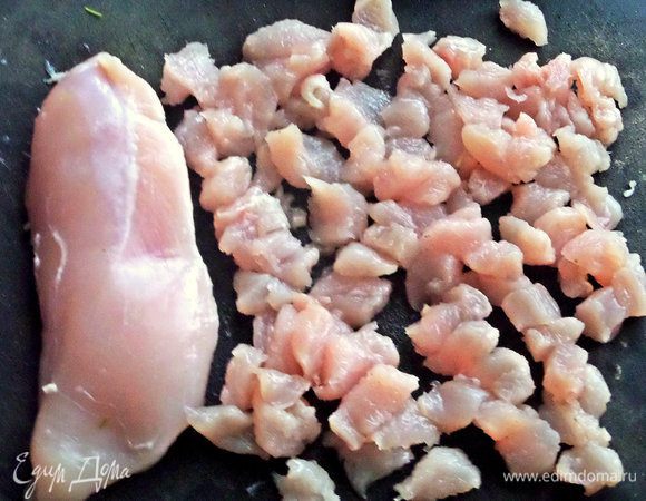 Куриную грудку мелко порубить.