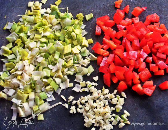 Лук,чеснок и перец мелко нашинковать.