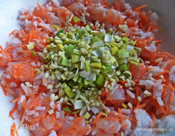 Рис заранее отварить. Соединить лук, чеснок, рис и курицу.