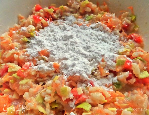 Добавить муку или крахмал.