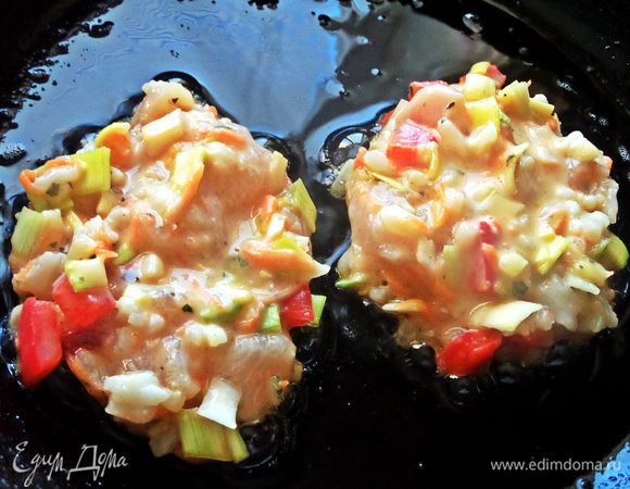 Разогреть растительное масло от Biolio и выкладывать на него по ложке массы в виде оладушек.