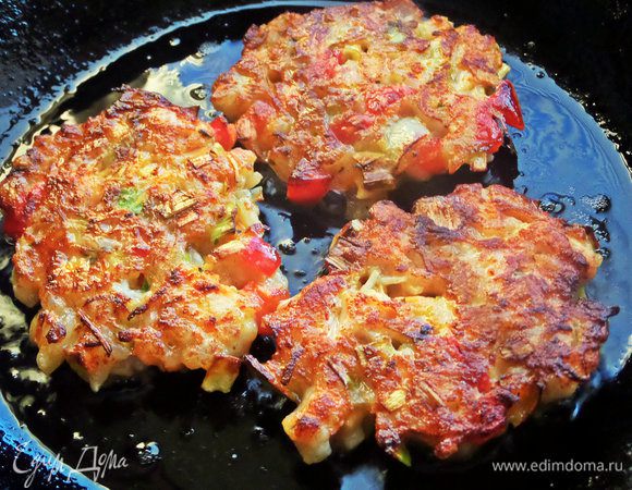 Жарить с двух сторон до румяного состояния. Слегка прижать, когда переворачиваем.