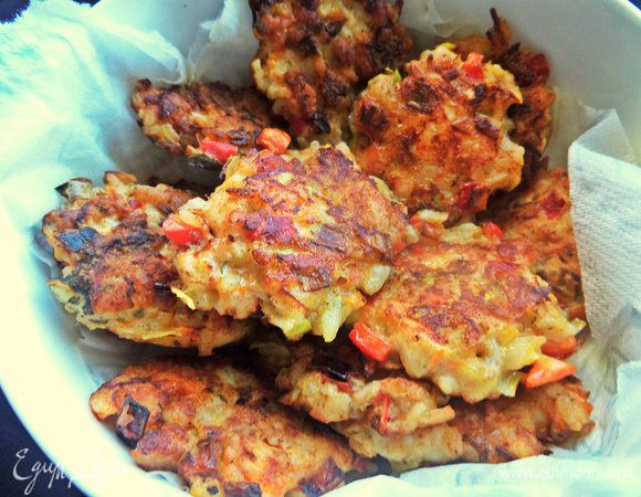 Переносим на салфетку и жарим всю партию. 