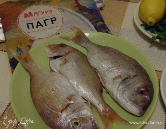 Поливаем соком лимона. Теперь посолить, поперчить и оставить отдыхать на 20 минут. Разогреваем духовку.