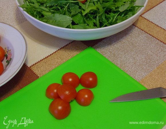 Разрезать помидорки черри на половинки.
