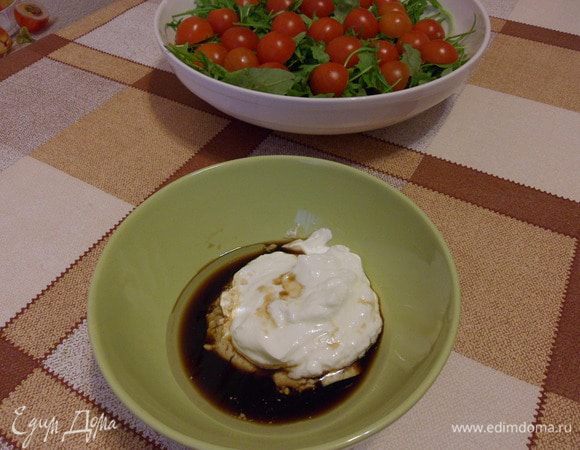 Готовим соус. Мягкий творог смешать с подсолнечным маслом и соевым соусом. Посолить по вкусу.