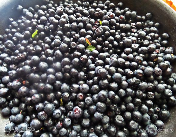 Дразнюсь черникой))) Перебираем, убираем листики, моем, если требуется. Делала 2 раза по 700 г, но это не принципиально, берем любое количество и соответственно сахара такое же!