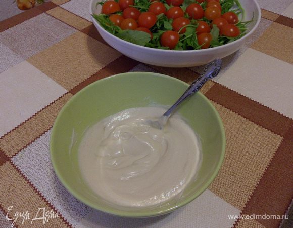 Начинаем собирать салат на тарелки.