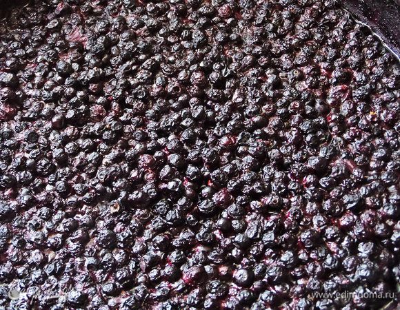 Рассыпаем в непригораемую форму или противень. Я томила в тефлоновой форме для пирогов 26 см в диаметре. Можно в несколько слоев. Поставить в духовку на полчаса при 160 — 180°С.