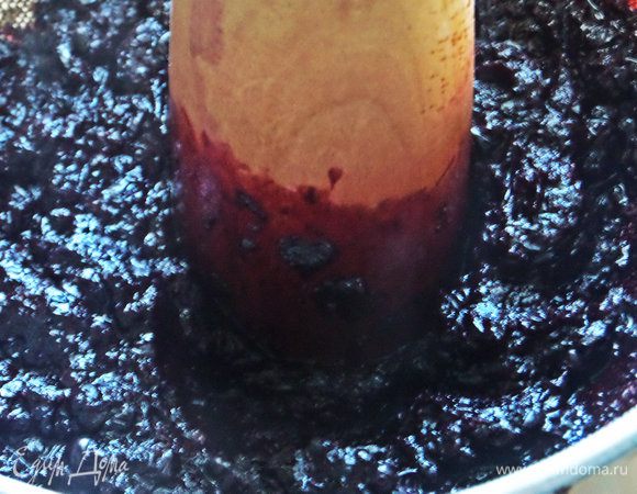 Перетираем мягкую ягоду через сито.