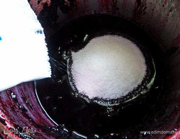 Всыпаем в протертую ягоду такое же количество мелкого сахара.