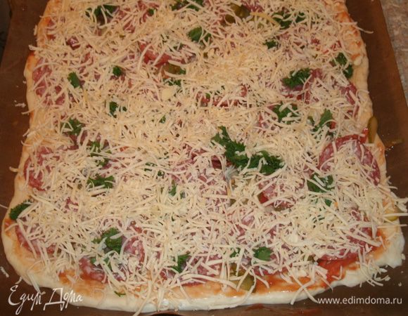 Сыром, натертым на мелкой терке, щедро засыпать нашу пиццу. 