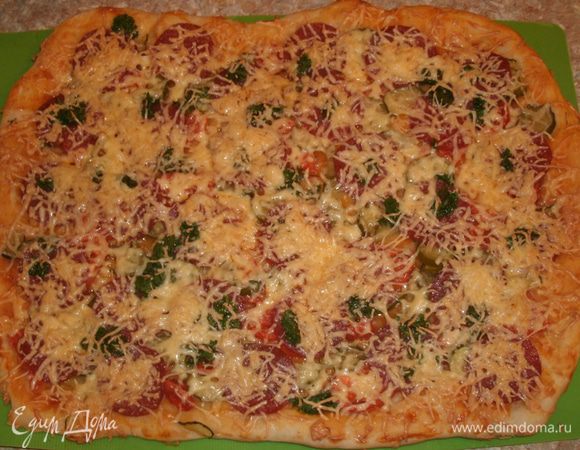 Выпекать пиццу в духовке в течение 40 минут. 