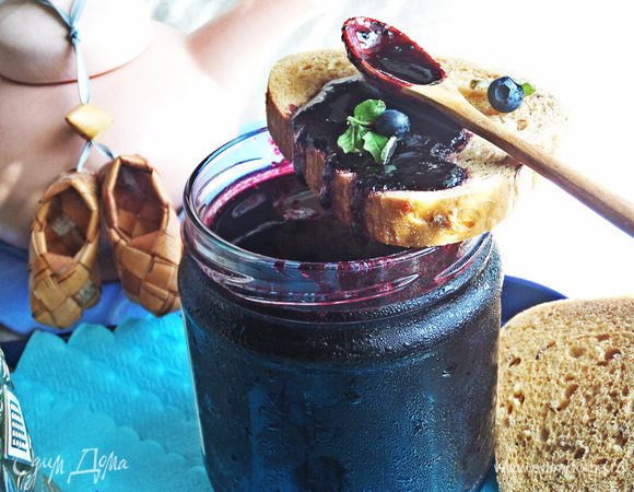 Держим над паром или ошпариваем чистые баночки, раскладываем джем. Закрываем прокипяченными крышками.