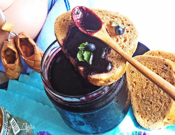 Угощаемся вкуснейшим джемом на хрустящем хлебе и наслаждаемся)))