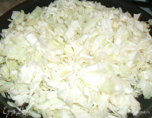 Свежую капусту нарезать мелкими кубиками и обжарить на растительном масле до мягкости. По вкусу посолить. 