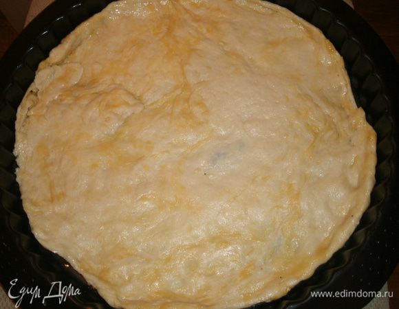 Тесто тонким слоем растянуть в круглой форме. 