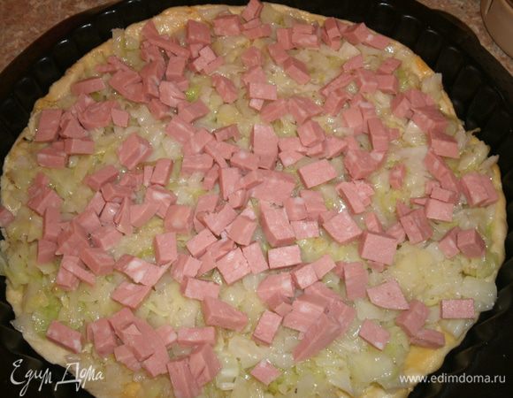 Затем — кубики колбасы.