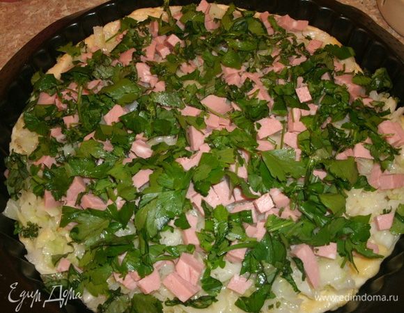 Зелень петрушки измельчить и посыпать сверху колбасы. 