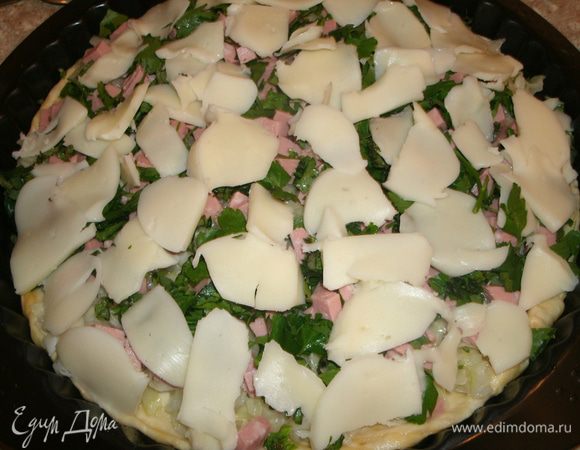 Уложить пластинки сыра сверху, распределив их по всей поверхности. 