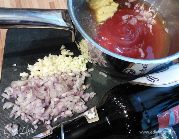 Соус уваривается тоже долго, поэтому есть смысл заняться им сразу. Для этого нужно мелко порубить лук и чеснок. Смешать в ковшике все ингредиенты для соуса (пиво можно заменить колой). Я уменьшила количество уксуса и сахара, добавила соевый соус 4 ст. л., а мед (его количество я тоже уменьшила) — в самом конце. 