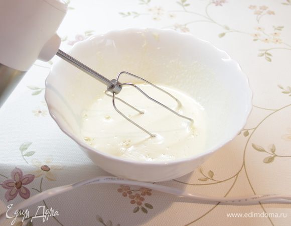 Взбить миксером яйца с сахаром, сливочным маслом (комнатной температуры) и кефиром.