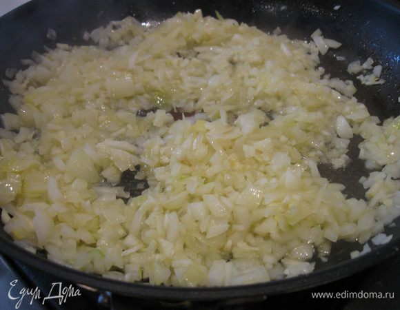 Положить пластины слоеного теста рядом и дать оттаять 20 минут.
Лук и чеснок почистить, мелко порубить. 2 ст. л. оливкового масла разогреть в сковороде, чеснок и лук обжарить, постоянно помешивая (лук обжаривать до мягкости 10 минут).