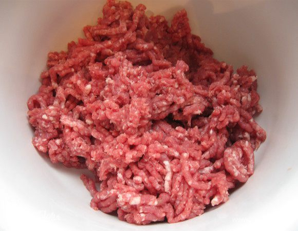 Добавить фарш из ягнятины и жарить до тех пор, пока он не потеряет красный цвет.