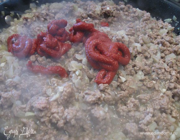 Добавить томатную пасту и хорошо пожарить вместе с мясом.