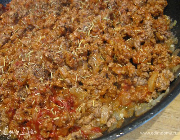 Снять сковороду с огня и приправить мясо сушеным розмарином, солью и перцем. Перемешать.