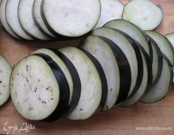 Баклажаны освободить от черенков и нарезать колечками толщиной 1 см.