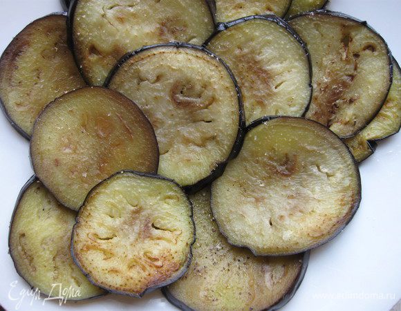  Хорошо обжарить с двух сторон на оставшемся оливковом масле. Оливкового масла для обжарки баклажанов у вас может уйти чуть больше, баклажаны любят масло. Распределить их на большом блюде, покрытом бумажной салфеткой (чтобы избавиться от излишков жира), посолить, поперчить.
