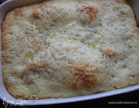 Верхним слоем является тесто, которое следует посыпать натертым сыром эмменталь или гауда (я терла на крупной терке, можно и на мелкой). Сверху распределить кусочки сливочного масла. 
Поставить форму с пирогом на 40 минут в духовку. Если верхний слой начнет становиться коричневатым, накройте пирог пекарской бумагой. Вынуть пирог из духовки.