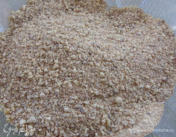 Для панировки: перебейте грецкие орехи в блендере и смешайте с сухарями. 