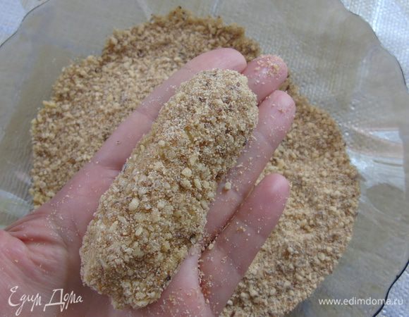 Формируйте палочки и обваливайте их в панировке. 