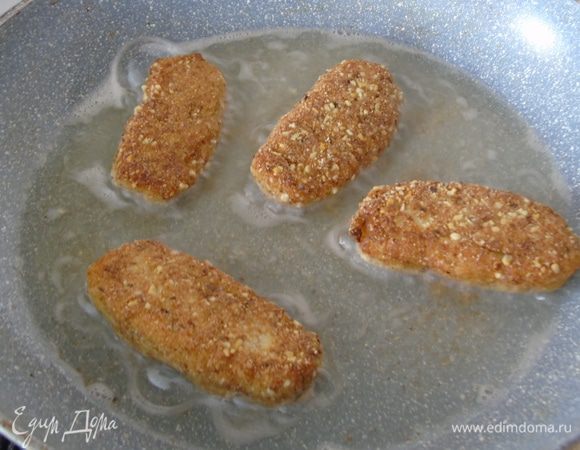 Обжарьте на хорошо разогретой сковороде в большом количестве масла, при жарке оставляйте расстояние между палочками.