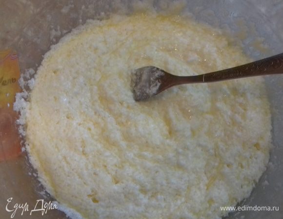 Сливочное масло растопить. Добавить разрыхлитель, молоко и размешать. 