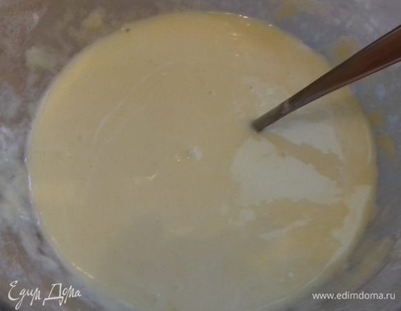 Приготовить сметанный крем, смешав до однородной массы яйца, сметану и сахар. 
