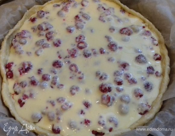 Залить кремом ягоды. 