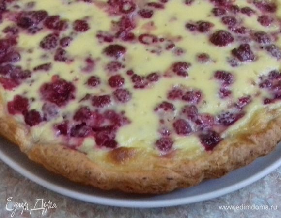 Запекать в духовке 40 — 50 минут до зарумянивания пирога. 