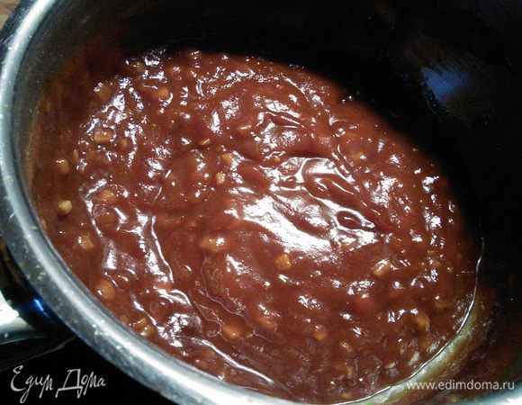 Смысл в том, чтобы в итоге получить глянцевый и густой соус-глазурь. Соуса получается немного больше, чем нужно для данного рецепта, но он прекрасно хранится в холодильнике. 