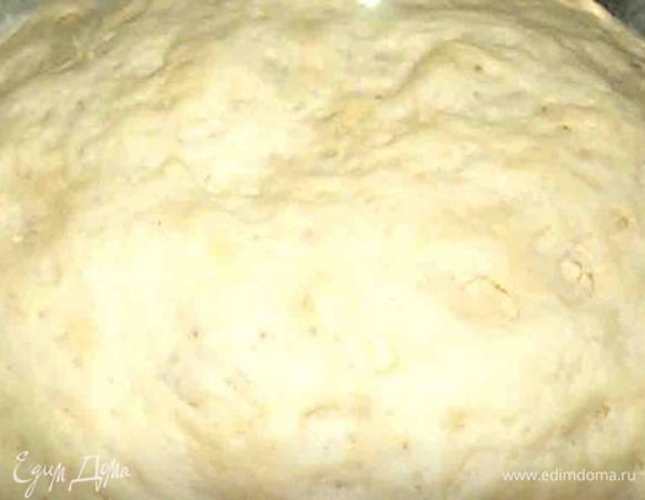 Дрожжи растворить в теплой воде, добавить соль, сахар, муку и замесить тесто. Когда тесто перестанет прилипать к рукам, оставить в миске, накрыть и поставить в теплое место на 1 час.