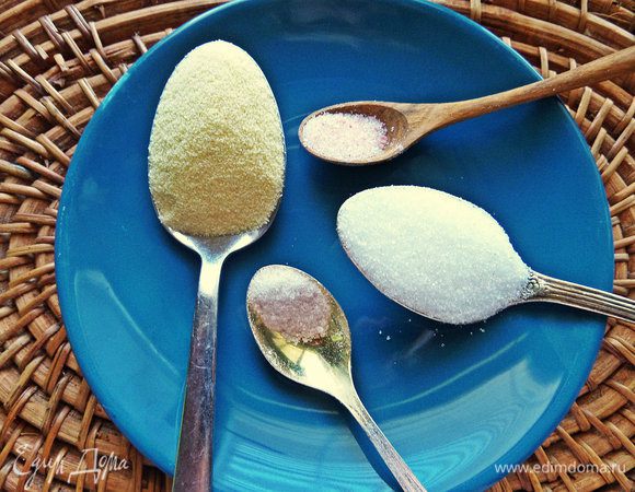 Поставить на огонь кастрюлю с толстым дном, влить молоко. Когда начнет нагреваться, всыпать тонкой струйкой манку или семолину, помешивая, сахар, ваниль, соль и варить до готовности кашу. По желанию для цвета добавим чуточку куркумы.