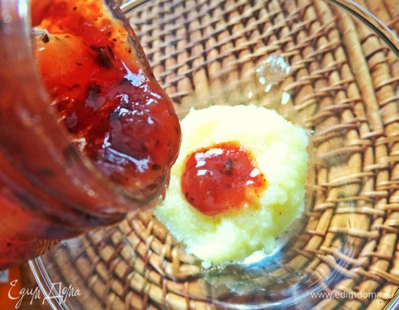 Охладить. В креманку или бокал положить на дно ложку каши. Сверху кисленькое варенье, например, сливовое.