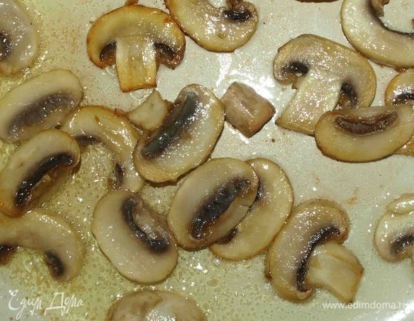 Разогреть в сковороде растительное масло и 15 г сливочного масла. Грибы очистить, нарезать пластинами. Обжарить грибы до золотистого цвета. Перекладываем грибы на тарелку. 