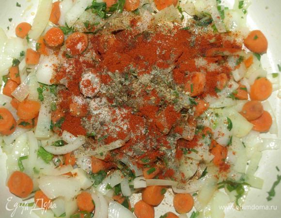 Морковь, лук нарезаем (не обязательно мелко), петрушку мелко рубим (часть петрушки откладываем) и обжариваем в масле в котором готовились грибы. Добавляем приправы и перемешиваем.