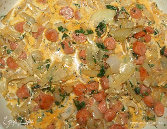 К овощам добавляем сливки (10%) и доводим до кипения.